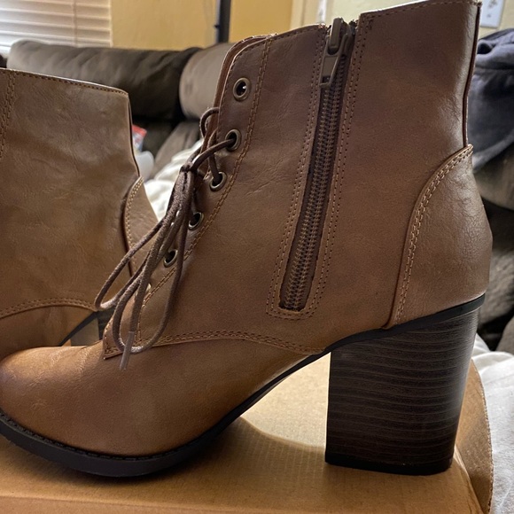 Brown boots with side zipper - Picture 2 of 3